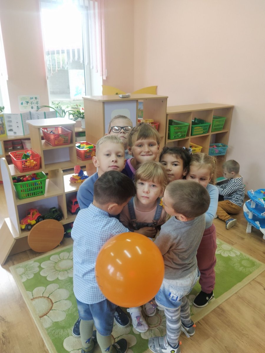 С Днём рождения ребят поздравляет детский сад!