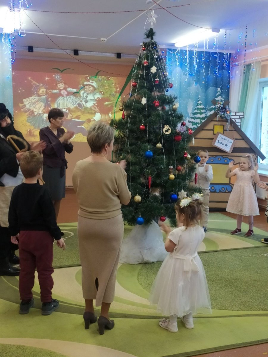 Прощание с ёлочкой.