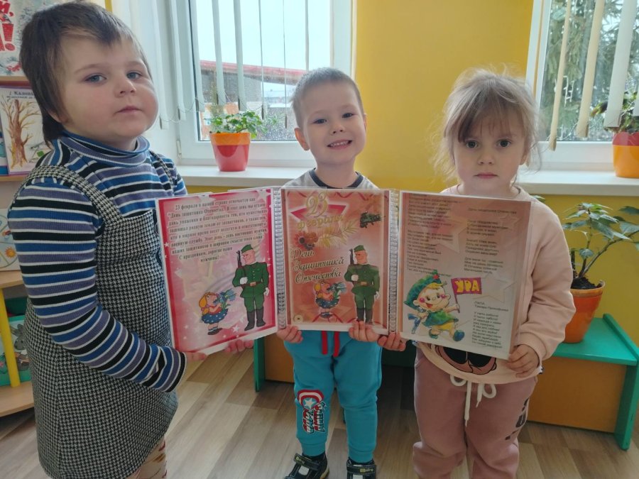 Поздравляем наших пап!